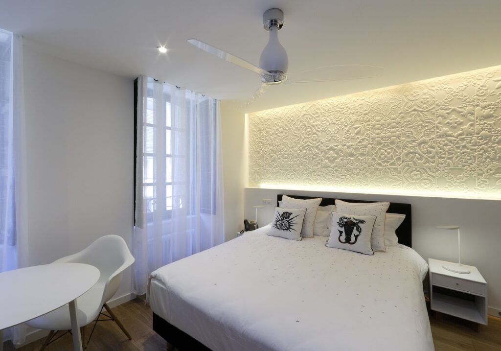 Studio avec deux fenêtres sur rue paisible